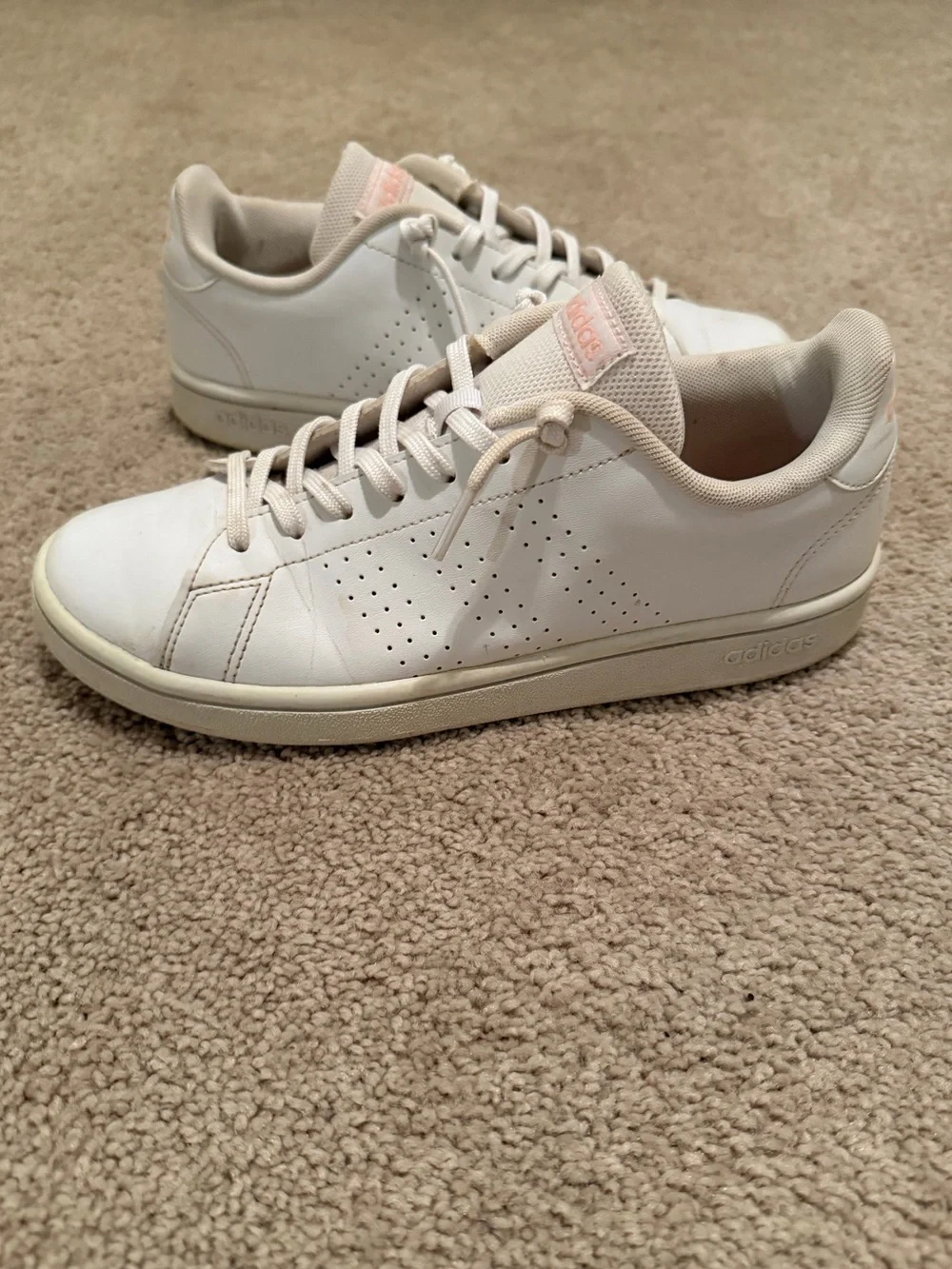 White adidas Advantage casual sneakers featuring perforated three stripes 7.5